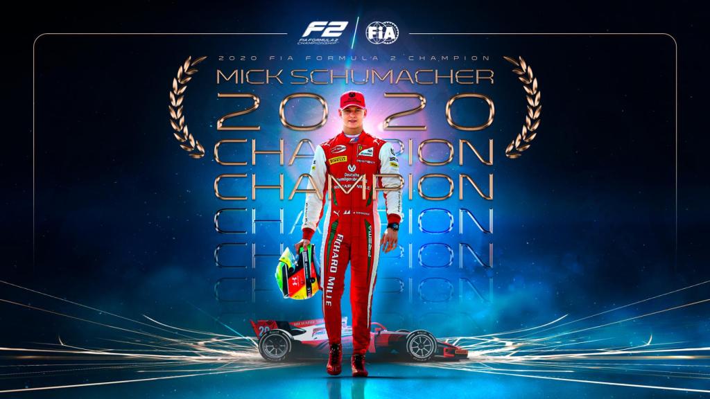 Mick Schumacher y el cartel por su campeonato de F2. Foto: Twitter (@FIA_F2)
