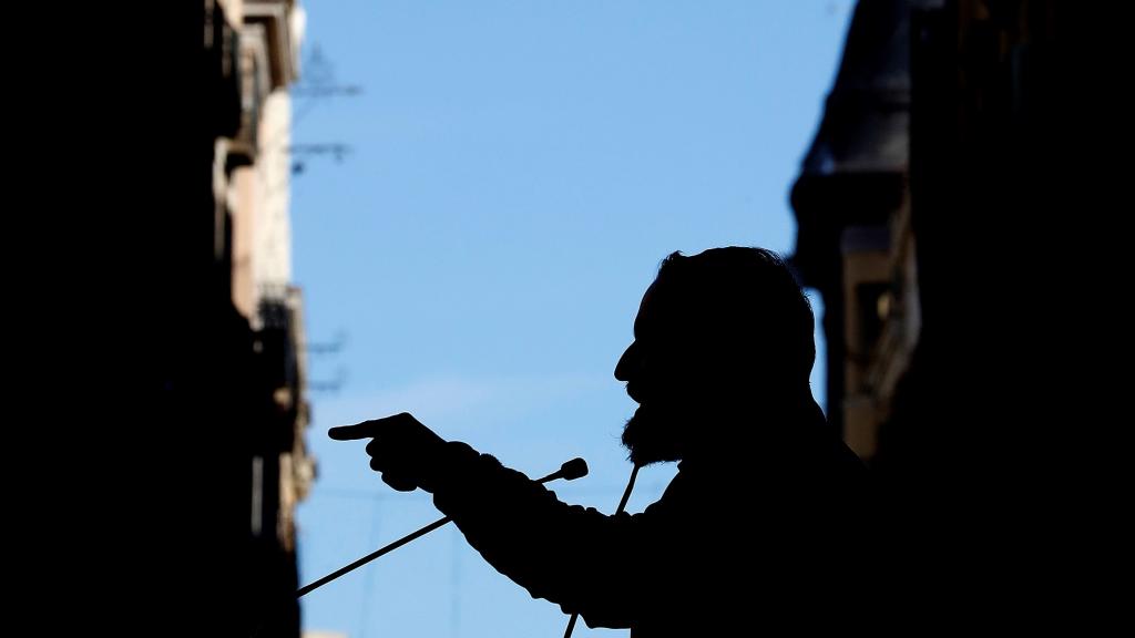 El líder de Vox, Santiago Abascal (c), durante su discurso en Barcelona por el Día de la Constitución.