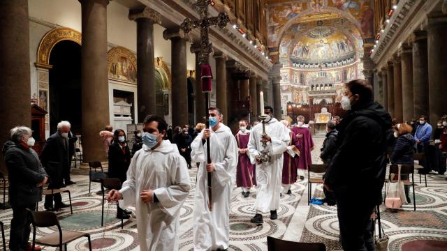 Una misa en Santa María del Trastevere.