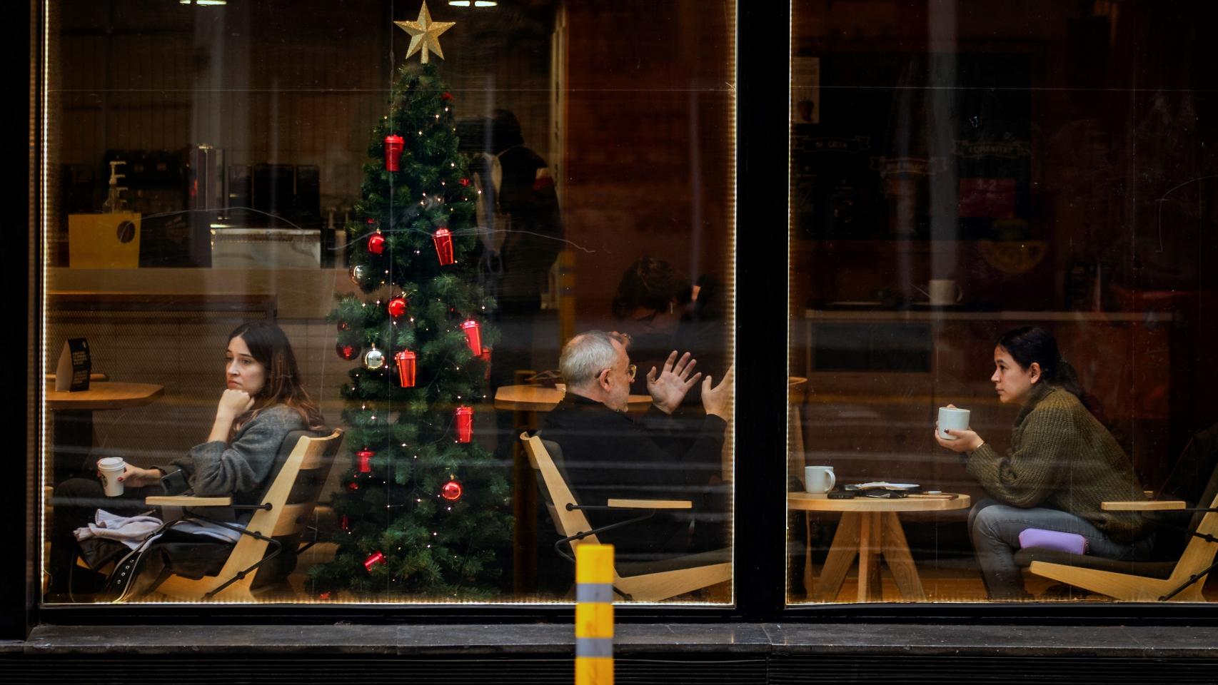 Varias personas toman café en una cafetería del centro de Barcelona, este viernes.