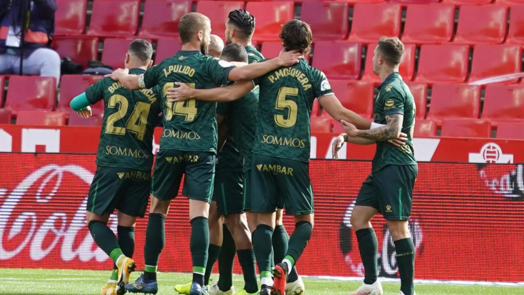 Los jugadores de la SD Huesca celebran un gol frente al Granada en Los Cármenes