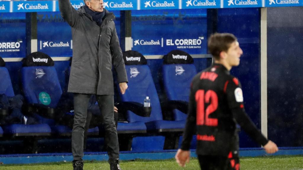 Imanol Alguacil da instrucciones a los jugadores de la Real Sociedad