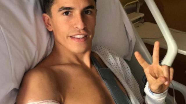 Marc Márquez en camilla tras ser operado