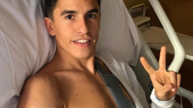 Marc Márquez en camilla tras ser operado