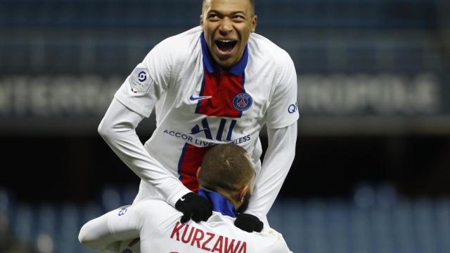 Kylian Mbappé celebra su gol número 100 con el PSG