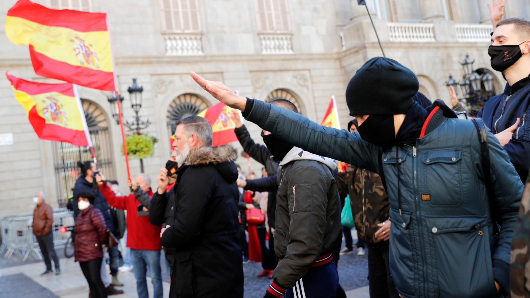 Algunas de las personas que han acudido al acto de Vox en Barcelona.