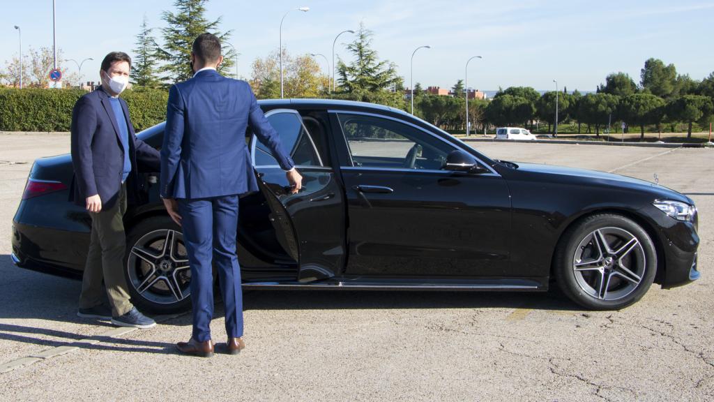 Nuestro conductor nos abre la puerta para introducirnos en el Mercedes Clase S.