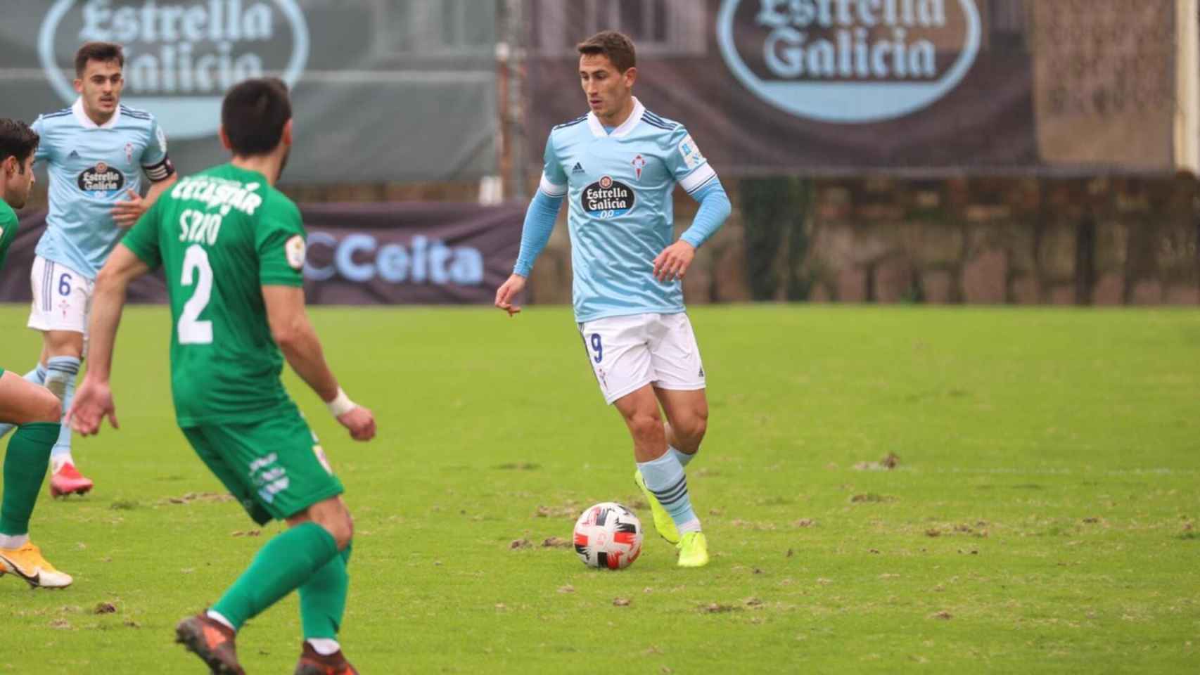 Manu Justo conduce el balón en el Celta B-Compostela en Barreiro