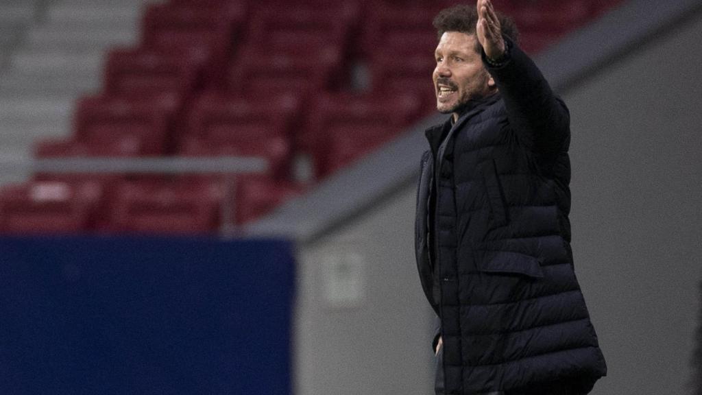 Diego Pablo Simeone, dando instrucciones desde la banda