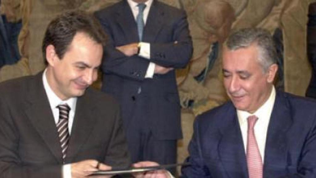 José Luis Rodríguez Zapatero y Francisco Javier Arenas Bocanegra firman el Pacto Antiterrorista.