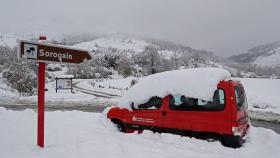 Un vehículo de Bomberos de Navarra permanece atrapado en la nieve. EFE/Villar López