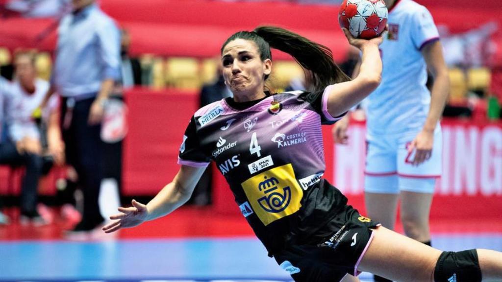 Carmen Martín, durante el partido entre España - República Checa del Europeo de balonmano femenino