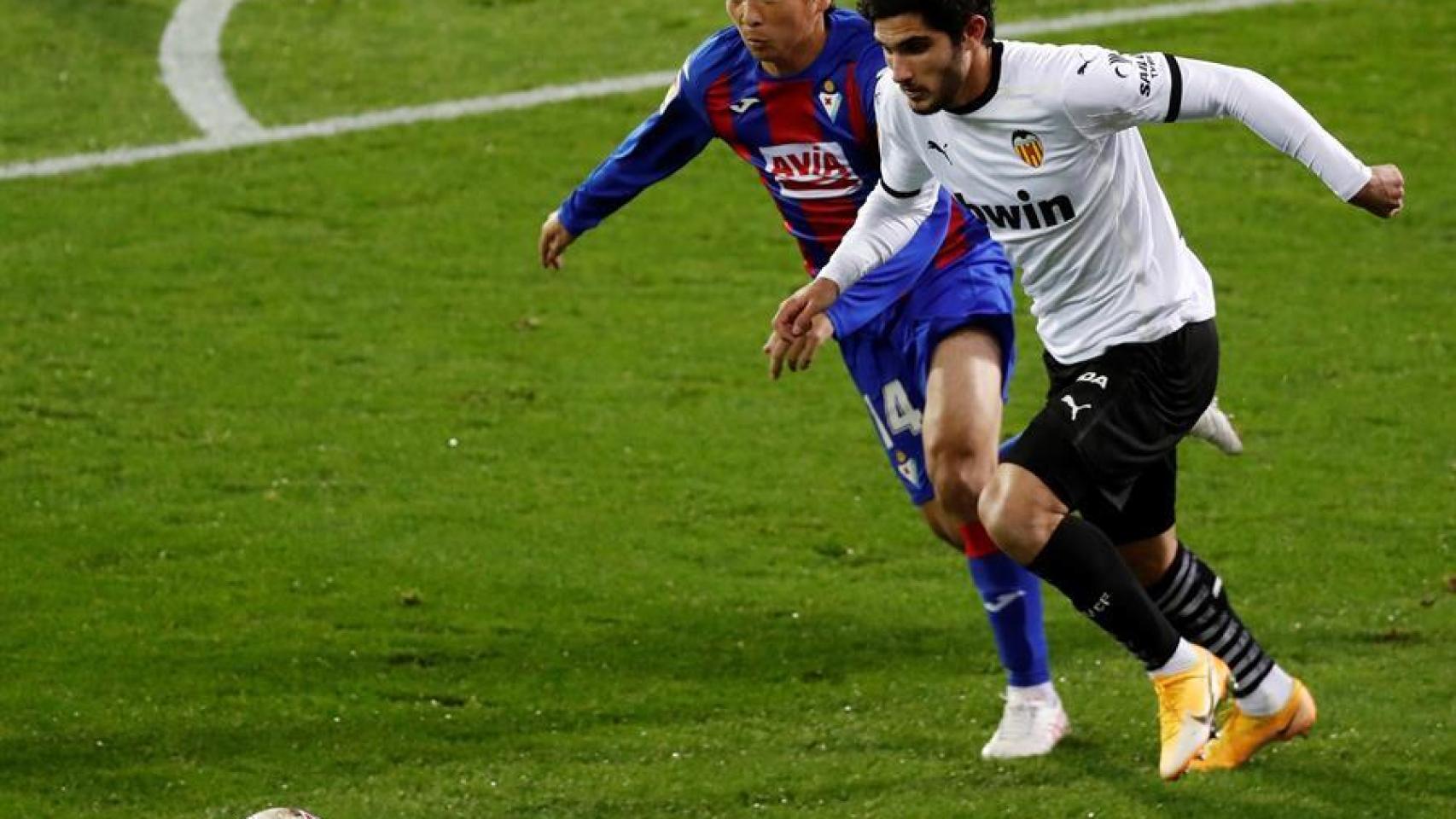 Guedes ante Inui, durante el Eibar - Valencia de La Liga