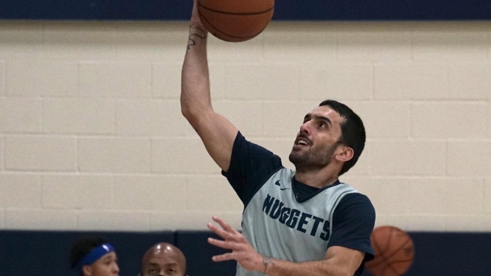 Campazzo entrenando con los Nuggets