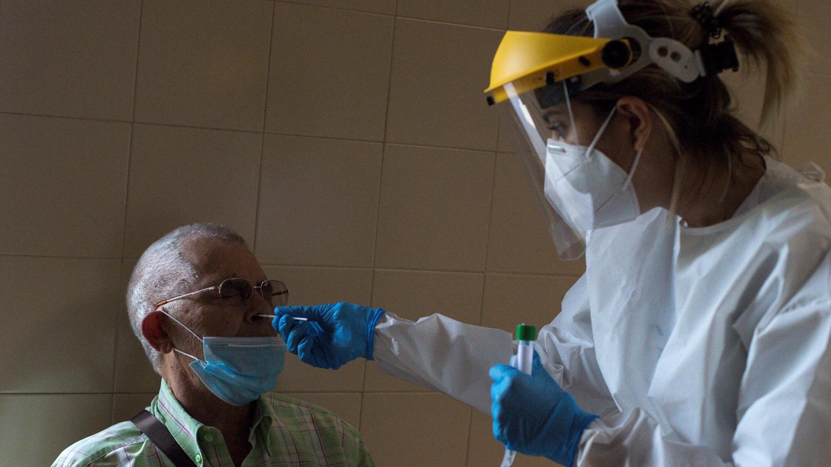 Una enfermera realiza de una prueba PCR en el Complejo Hospitalario Universitario de Ourense (CHUO).