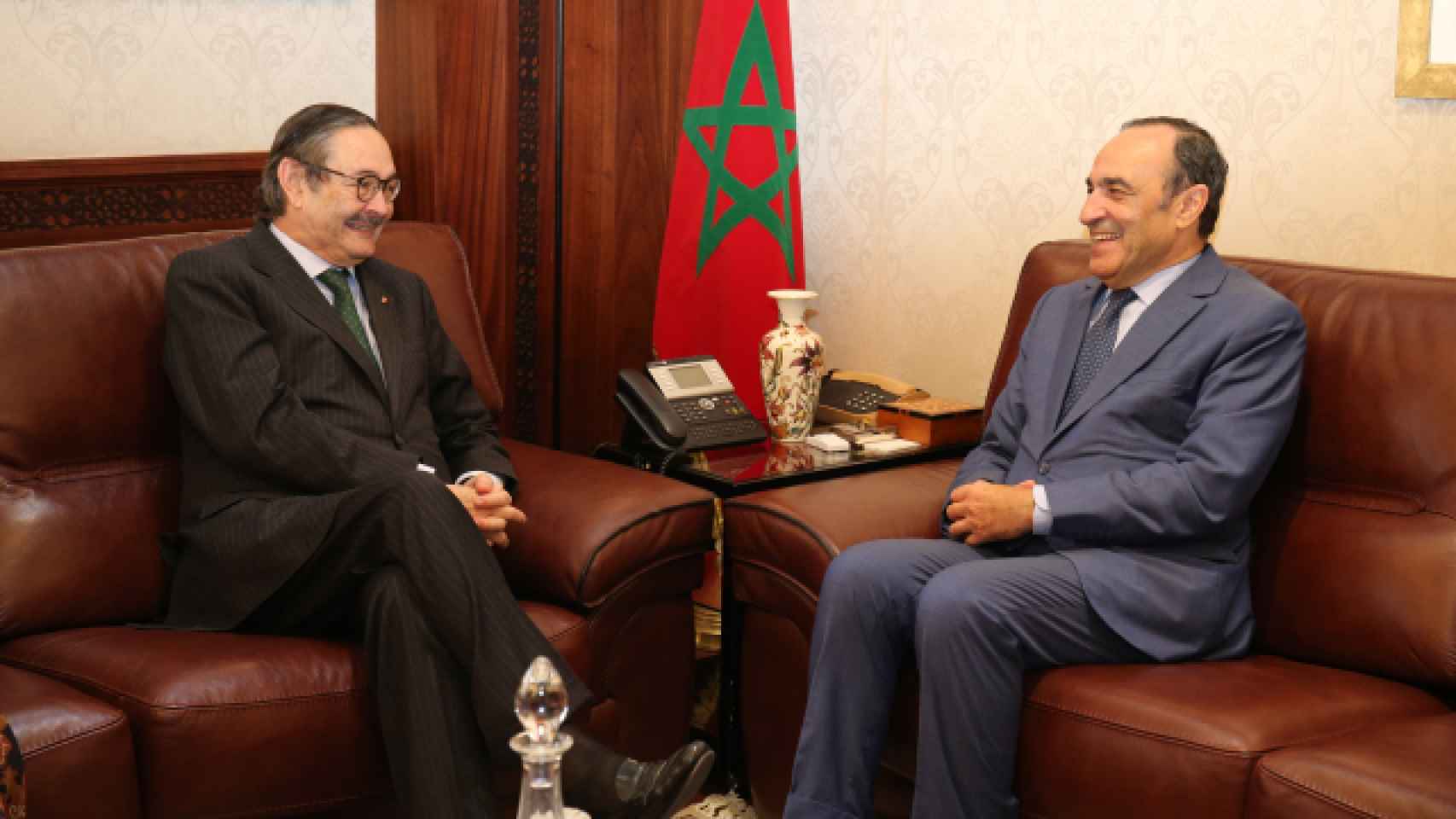 El embajador de España en Marruecos, Ricardo Díez-Hochleitner, con el presidente de la Cámara de representantes del país vecino.