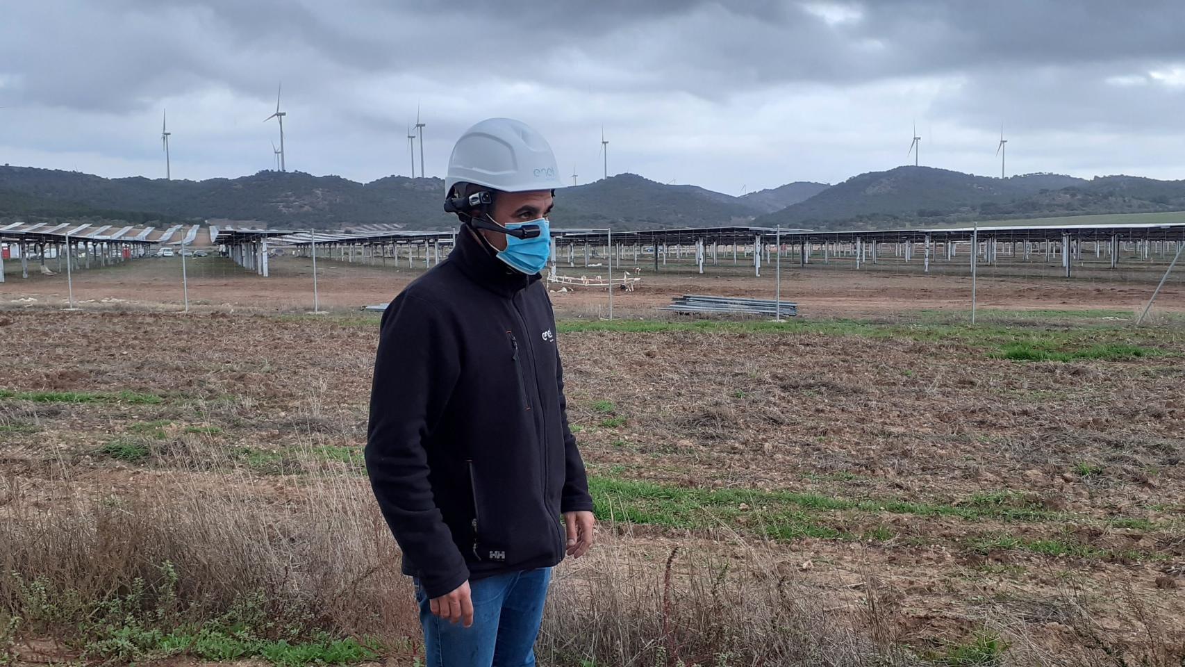 Un técnico utiliza las smart-glasses en el parque fotovoltaico de Endesa en Teba (Málaga).