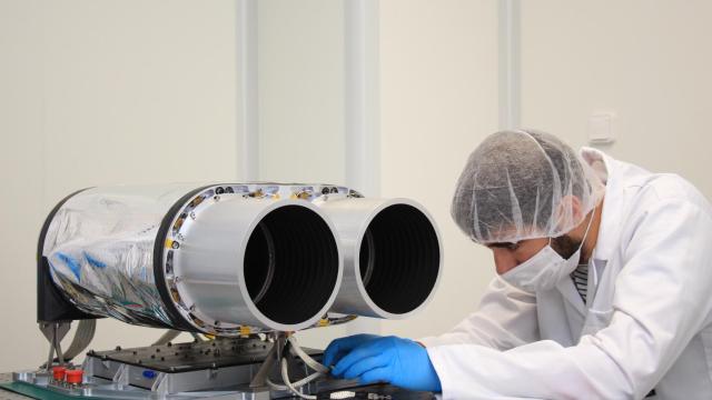 Un ingeniero de la pyme Satlantis trabajando en una de sus cámaras para el sector aeroespacial.