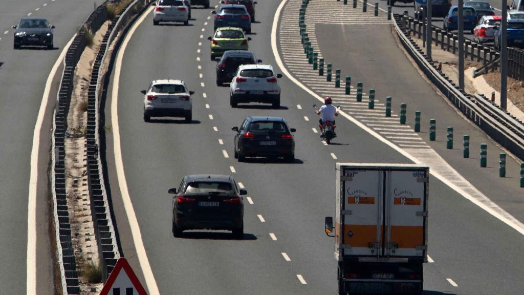 Algunos coches circulando por el carril izquierdo de una autovía.