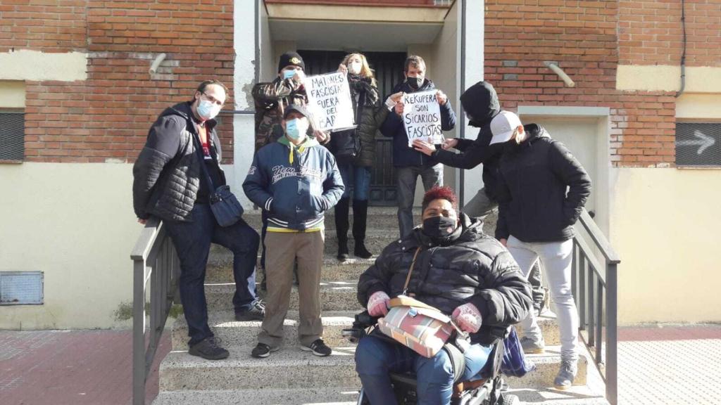 Varios miembros de una asociación antidesahucios, en la entrada del edificio.