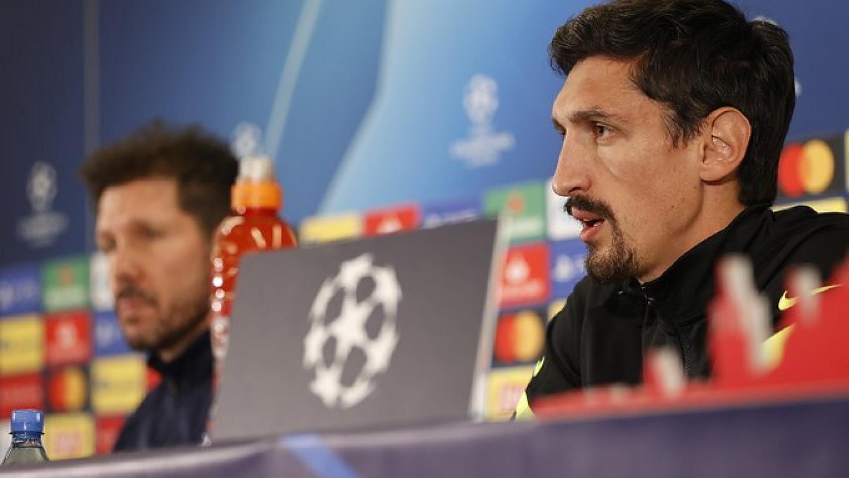 Savic, junto a Simeone, en rueda de prensa de la Champions League. Foto: Twitter (@Atleti)