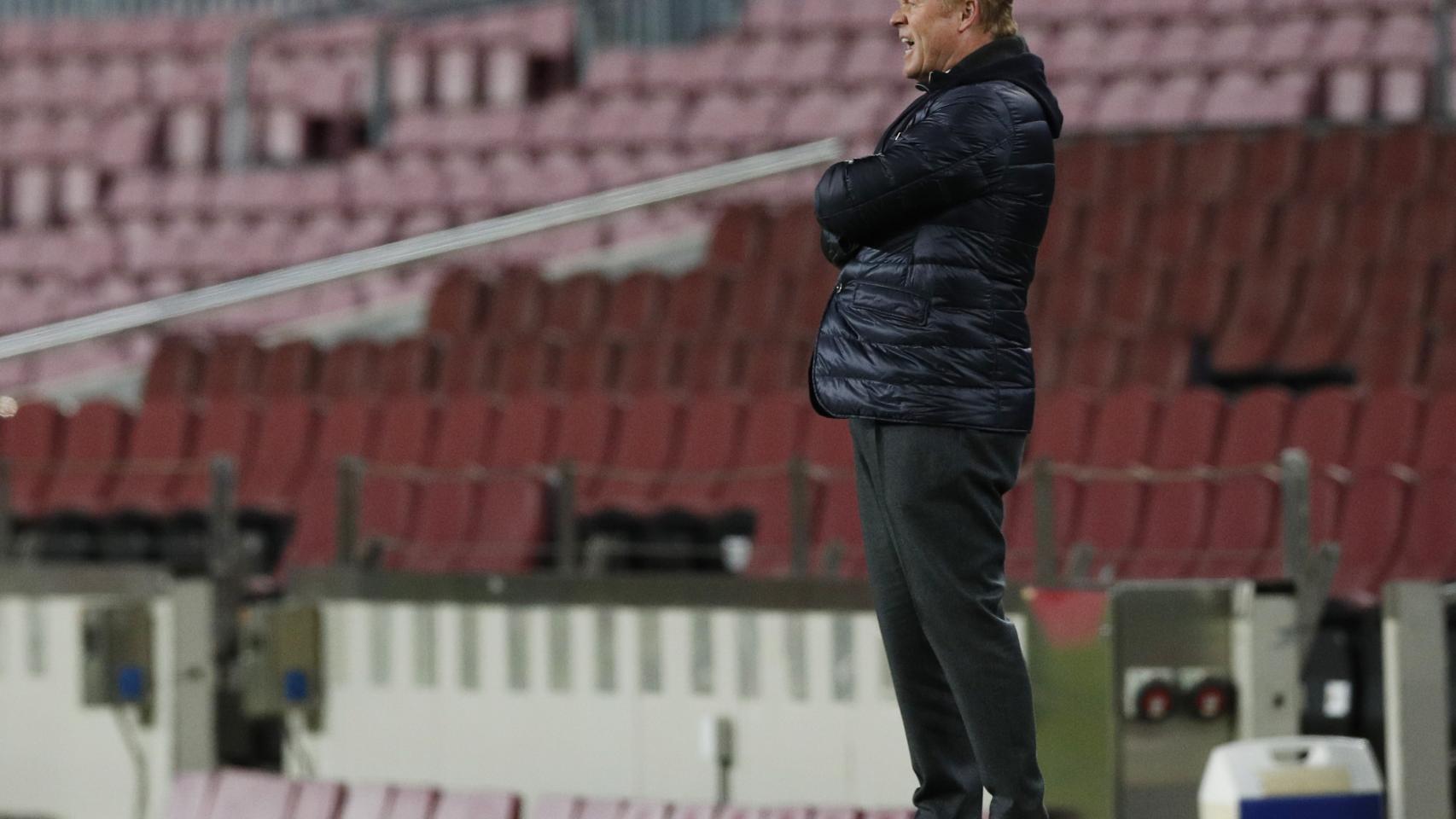 Ronald Koeman, en la banda del Camp Nou