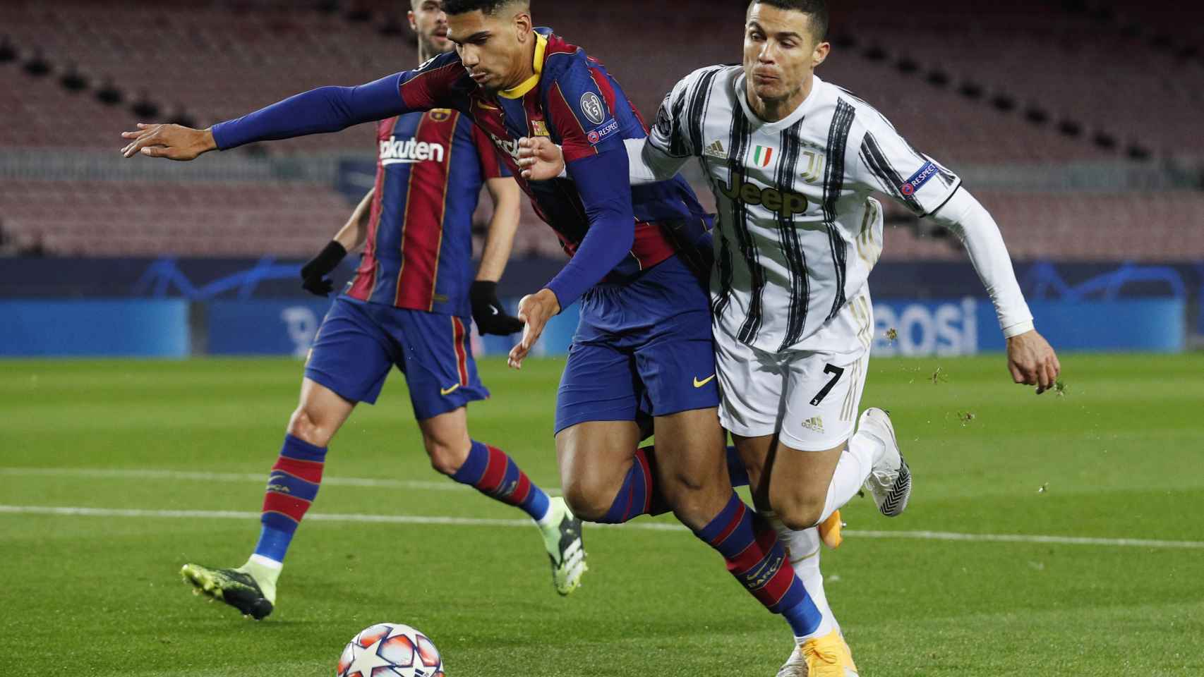 Contacto entre Araujo y Cristiano Ronaldo por el que pitaron penalti