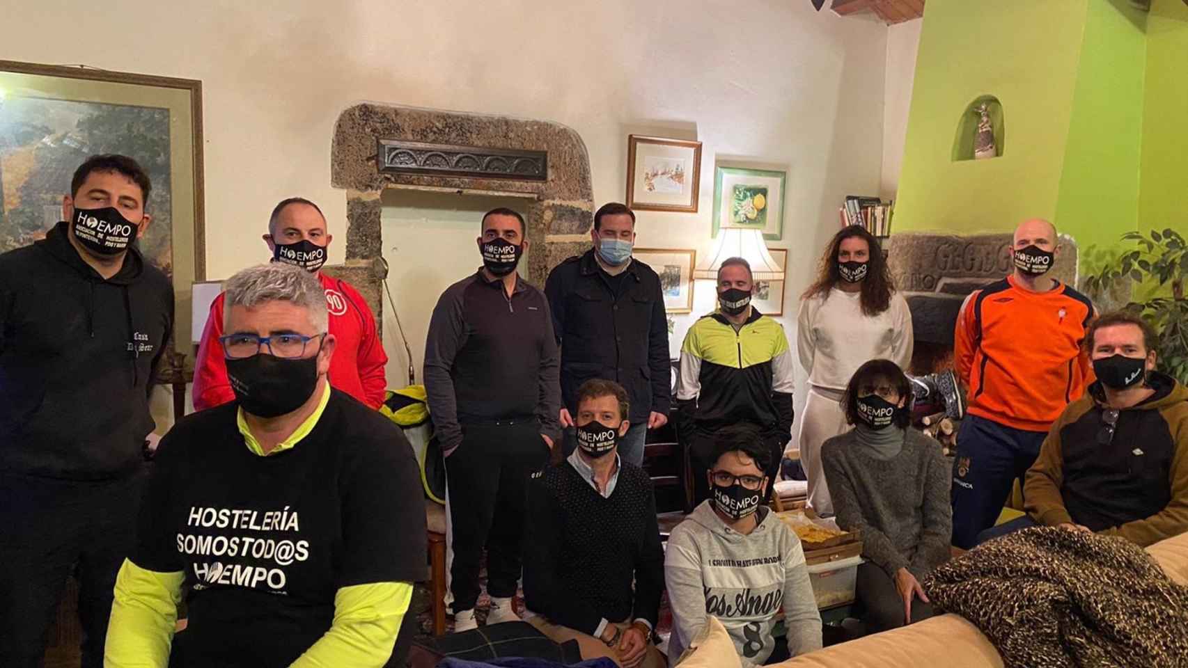 Imagen de grupo de hosteleros de Pontevedra que realiza la caminata hasta Madrid para reclamar un plan de rescate.