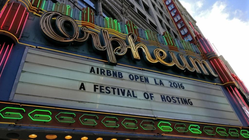 Un cartel anunciando la conferencia anual de Airbnb en Los Angeles