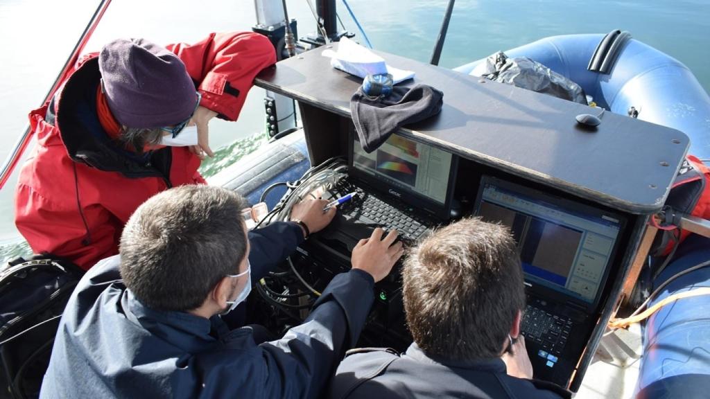 Los investigadores, durante la toma de datos en el embalse de Valdecañas.