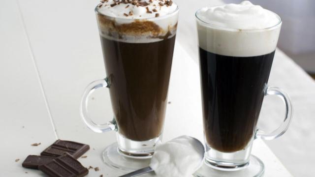 Bebidas de café y cacao con nata.