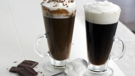 Bebidas de café y cacao con nata.