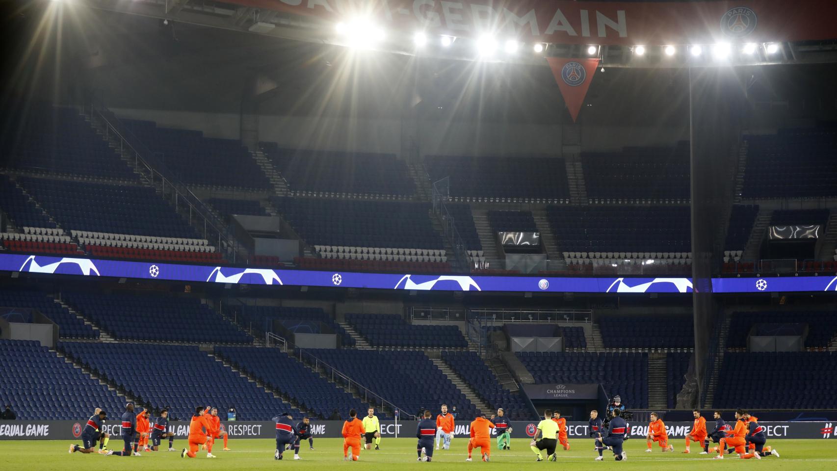 Futbolistas del PSG y el Istanbul Basaksehir, de rodillas y con el puño en alto contra el racismo