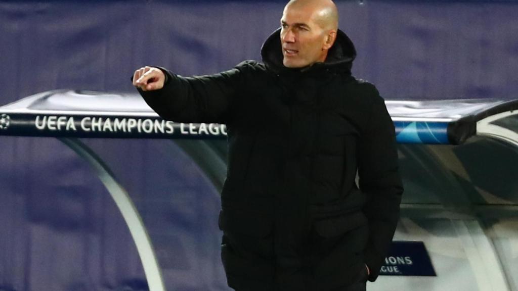 Zidane da órdenes a los jugadores del Real Madrid desde la banda del Di Stéfano