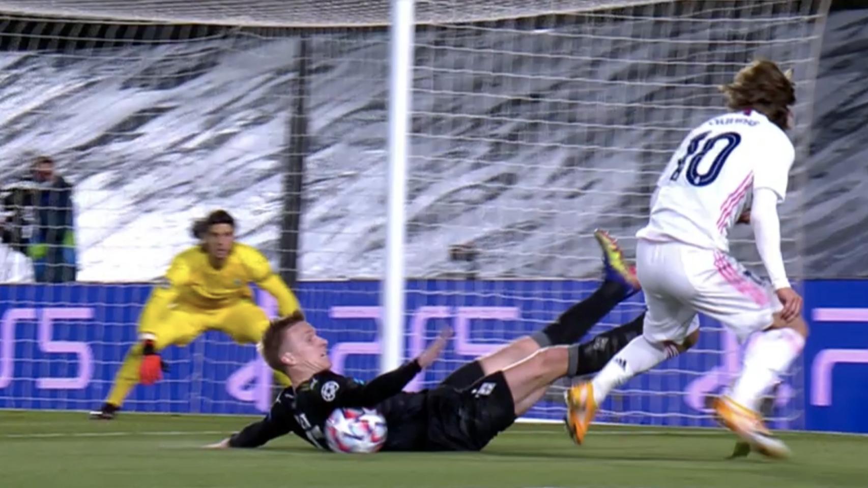 Polémica mano de un jugador del Borussia en su área no sancionada