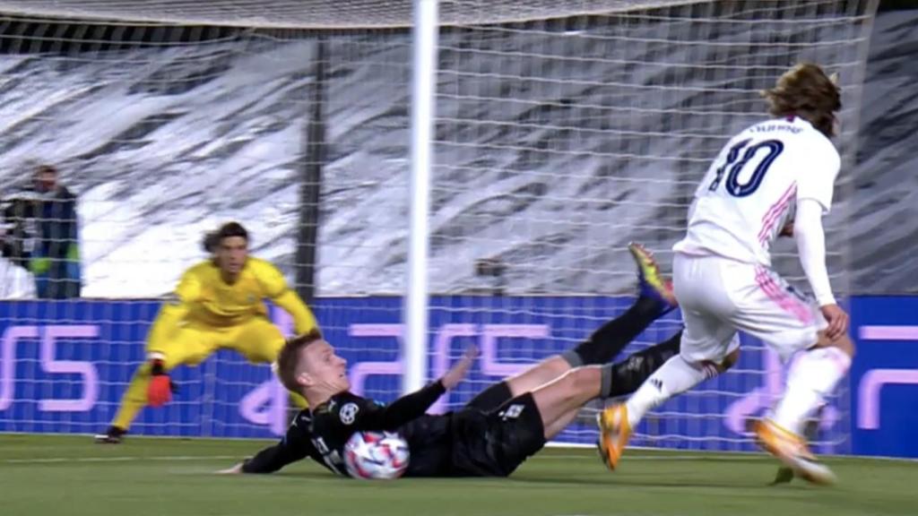 Polémica mano de un jugador del Borussia en su área no sancionada