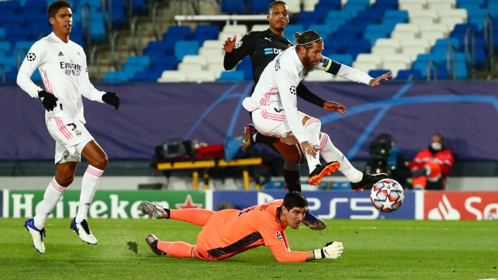 Courtois y Sergio Ramos evitan una ocasión de Alassane Plea