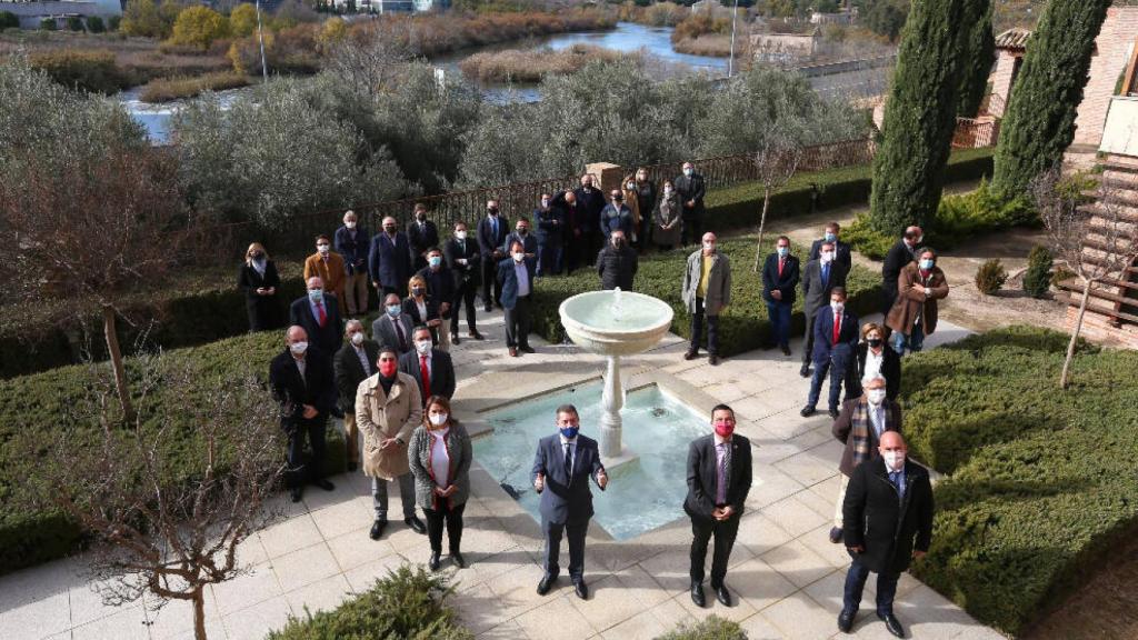 Los firmantes han posado en el patio del hotel toledano en el que se ha producido la firma, con el río Tajo al fondo. Fotos: Ó. HUERTAS.