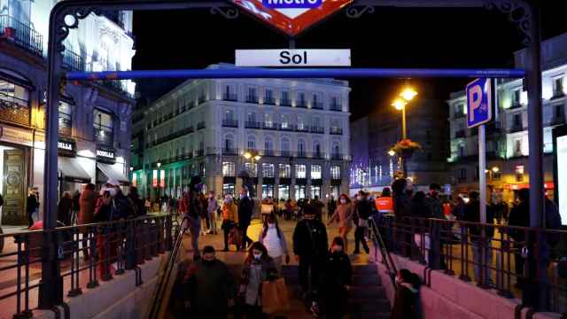 Salida de metro en la Puerta del Sol en plena época navideña.
