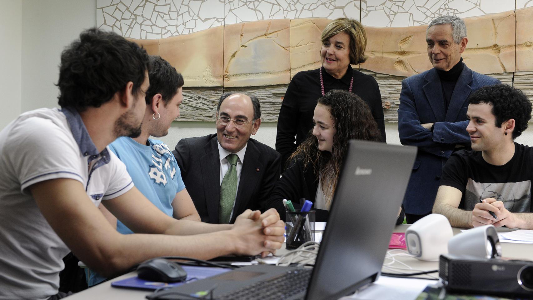 Ignacio Galán, presidente de Iberdrola, junto a miembros del programa de fomento de  empleo joven.