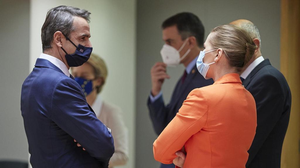 Pedro Sánchez conversa en segundo plano con Ursula von der Leyen durante el Consejo Europeo