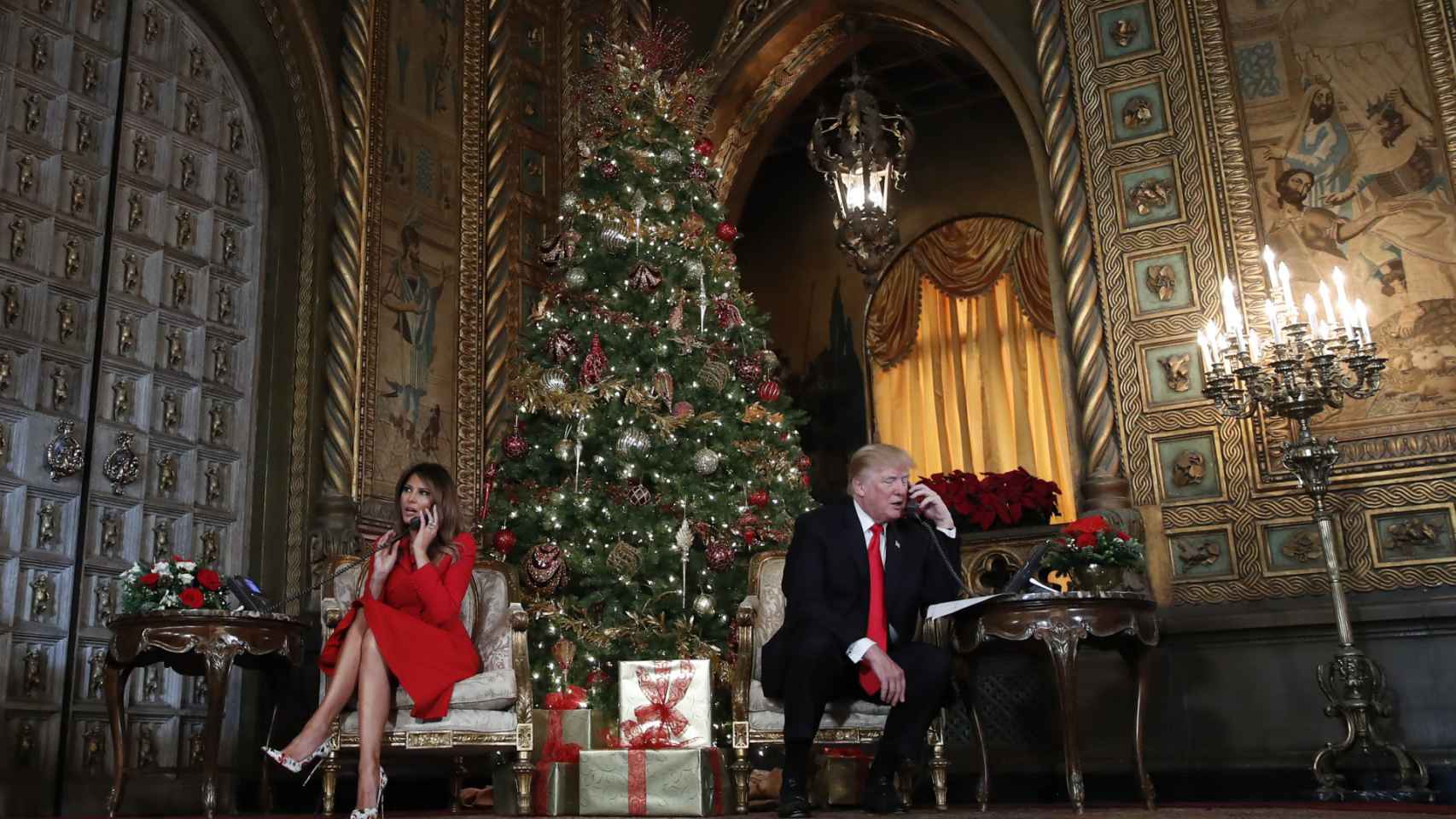 Melania y Donald Trump en una de las salas de Mar-a-Lago, durante la Navidad de 2018.