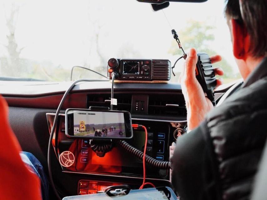 Cherie Pridham en el coche de equipo durante una carrera