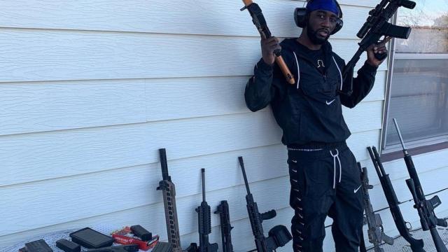 Terence Crawford, campeón del mundo de boxeo del peso wélter, con su arsenal de armas personal. Foto: Instagram (tbudcrawford)