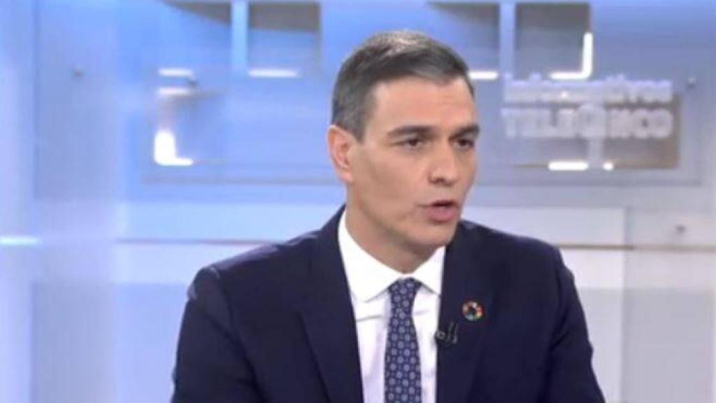 Pedro Sánchez durante la entrevista de Pedro Piqueas en los informativos de Telecinco