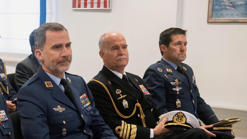 Felipe VI junto al almirante de la Armada Juan Ruiz Casas (c) durante una visita a la base aérea de Armilla (Granada).