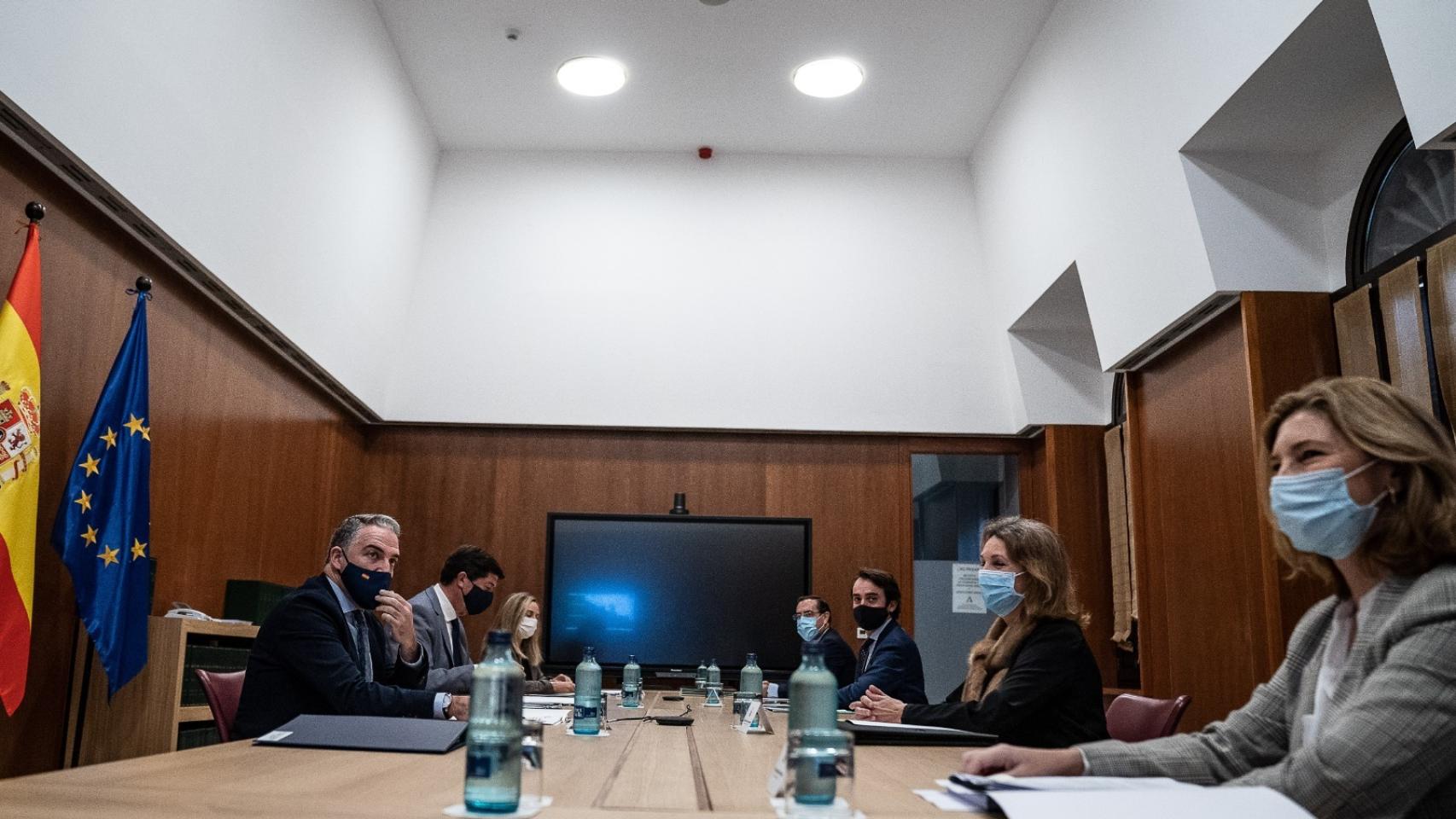 El vicepresidente de la Junta, Juan Marín, y los consejeros de Presidencia y Fomento, Elías Bendodo y Marifrán Carazo, en la constitución de la mesa.