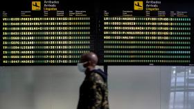 Una persona, ante el panel de llegadas al Aeropuerto de Manises, en Valencia.