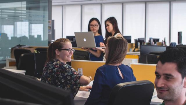 Un equipo de emprendedores en una oficina.