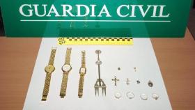 Varias de las joyas robadas en Oleiros por el coruñés de 72 años detenido el 2 de diciembre.